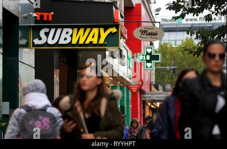 Bucarest, Roumanie - 10 octobre 2018 : un logo de Subway restauration rapide restaurant est affichée sur l'avant d'un restaurant au centre-ville de Bucarest, Roumanie. Banque D'Images