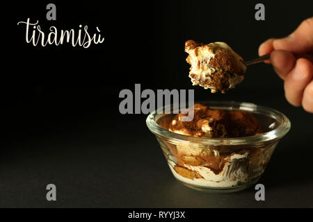 Tiramisu dessert italien avec un tag sur fond sombre Banque D'Images