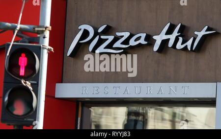 Bucarest, Roumanie - 10 octobre 2018 : un logo de Pizza Hut restaurant chaîne est affichée sur l'avant d'un restaurant au centre-ville de Bucarest, Roumanie. Banque D'Images