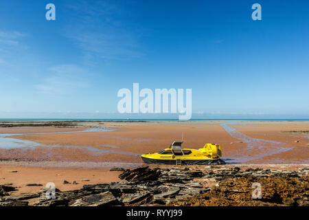 Aéroglisseur jaune lors d'une belle plage de balai, wa Banque D'Images