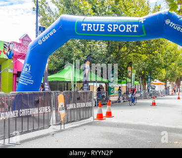 Course cycliste dans l'anneau de l'été, la série Critérium courses de vélo de route en mars 2019 Northbridge Perth WA, Australie. Banque D'Images