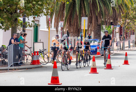 Les cyclistes dans l'anneau de course critérium d'été, courses de vélo de route de la série en mars 2019 Northbridge Perth WA, Australie. Banque D'Images