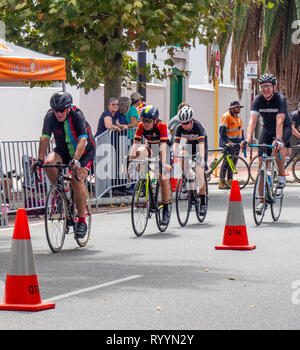 Les cyclistes dans l'anneau de course critérium d'été, courses de vélo de route de la série en mars 2019 Northbridge Perth WA, Australie. Banque D'Images