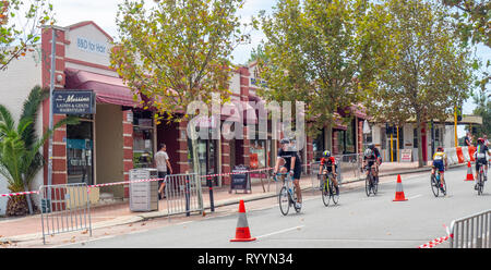 Les cyclistes dans l'anneau de course critérium d'été, courses de vélo de route de la série en mars 2019 Northbridge Perth WA, Australie. Banque D'Images