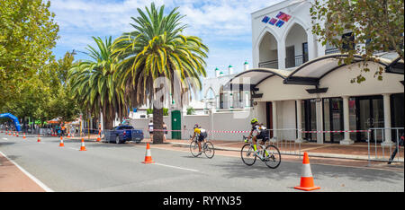 Les cyclistes dans l'anneau de course critérium d'été, courses de vélo de route de la série en mars 2019 Northbridge Perth WA, Australie. Banque D'Images