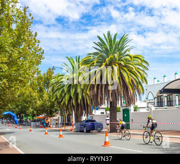 Les cyclistes dans l'anneau de course critérium d'été, courses de vélo de route de la série en mars 2019 Northbridge Perth WA, Australie. Banque D'Images