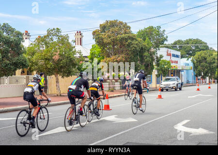 Les cyclistes dans l'anneau de course critérium d'été, courses de vélo de route de la série en mars 2019 Northbridge Perth WA, Australie. Banque D'Images