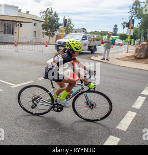 Course cycliste dans l'anneau de l'été, la série Critérium courses de vélo de route en mars 2019 Northbridge Perth WA, Australie. Banque D'Images