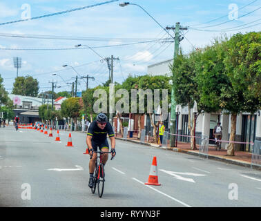 Les cyclistes dans l'anneau de course critérium d'été, courses de vélo de route de la série en mars 2019 Northbridge Perth WA, Australie. Banque D'Images