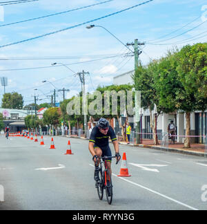 Les cyclistes dans l'anneau de course critérium d'été, courses de vélo de route de la série en mars 2019 Northbridge Perth WA, Australie. Banque D'Images