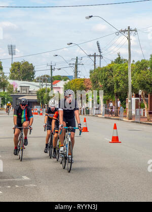 Les cyclistes dans l'anneau de course critérium d'été, courses de vélo de route de la série en mars 2019 Northbridge Perth WA, Australie. Banque D'Images