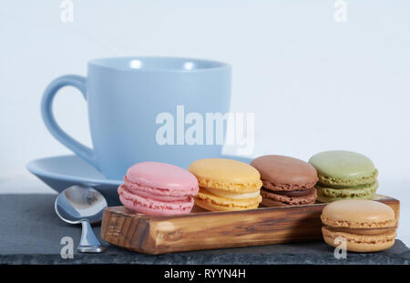 Petit-déjeuner de l'éclisse de bois macarons Banque D'Images