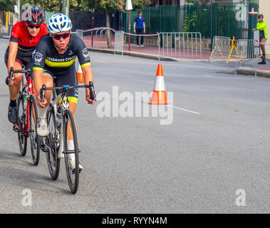 Les cyclistes dans l'anneau de course critérium d'été, courses de vélo de route de la série en mars 2019 Northbridge Perth WA, Australie. Banque D'Images