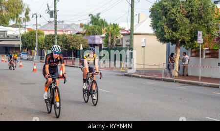 Les cyclistes dans l'anneau de course critérium d'été, courses de vélo de route de la série en mars 2019 Northbridge Perth WA, Australie. Banque D'Images