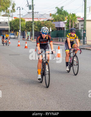 Les cyclistes dans l'anneau de course critérium d'été, courses de vélo de route de la série en mars 2019 Northbridge Perth WA, Australie. Banque D'Images