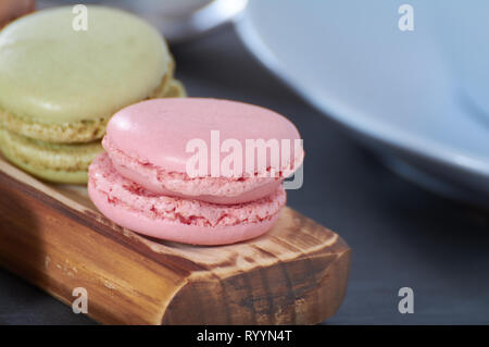 Petit-déjeuner de l'éclisse de bois macarons Banque D'Images