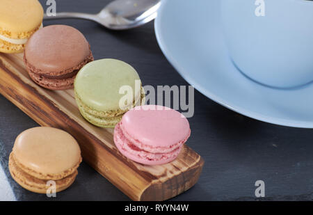 Petit-déjeuner de l'éclisse de bois macarons Banque D'Images