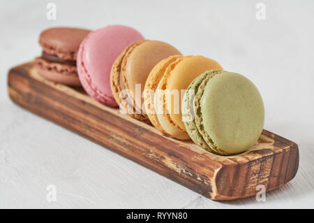 Petit-déjeuner de l'éclisse de bois macarons Banque D'Images