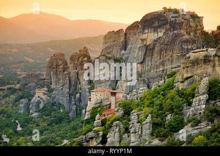 Vue panoramique sur les météores, une formation rocheuse de la vallée en Grèce centrale accueillant l'un des plus grands ensembles de monastères orthodoxes de l'Est, construit sur la GI Banque D'Images