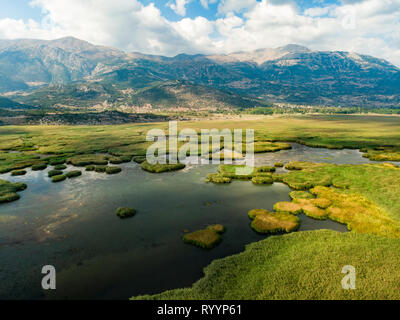 Vue aérienne du lac Stymphalia, située dans la partie nord-est du Péloponnèse, dans le sud de la Grèce, Corinthia, où Hercule abattu le Stym Banque D'Images