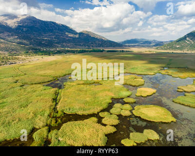 Vue aérienne du lac Stymphalia, située dans la partie nord-est du Péloponnèse, dans le sud de la Grèce, Corinthia, où Hercule abattu le Stym Banque D'Images