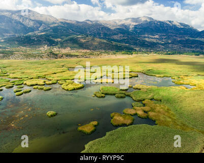 Vue aérienne du lac Stymphalia, située dans la partie nord-est du Péloponnèse, dans le sud de la Grèce, Corinthia, où Hercule abattu le Stym Banque D'Images