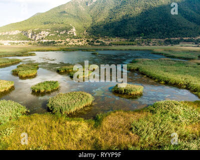 Vue aérienne du lac Stymphalia, située dans la partie nord-est du Péloponnèse, dans le sud de la Grèce, Corinthia, où Hercule abattu le Stym Banque D'Images