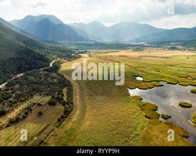 Vue aérienne du lac Stymphalia, située dans la partie nord-est du Péloponnèse, dans le sud de la Grèce, Corinthia, où Hercule abattu le Stym Banque D'Images