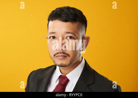 Employé de bureau d'Asie guy headshot sur fond de couleur jaune Banque D'Images