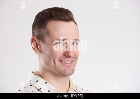 Smiling avec dents jeune homme portrait isolé sur fond blanc Banque D'Images