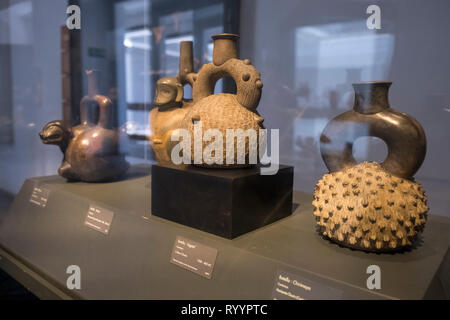 Une exposition de bouteilles en céramique dans le Museo Chileno de Arte Precolombino à Santiago, Chili. Banque D'Images