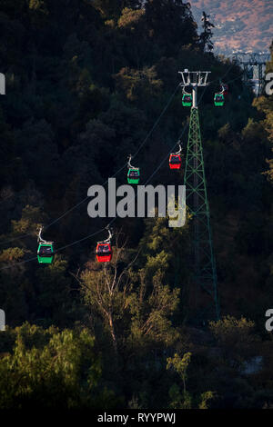 Rouge et vert lumineux funiculaire ferry voitures visiteurs d'un bout à l'autre Parque Metropolitano de Santiago, au Chili. Parque Metropolitano, mieux Banque D'Images