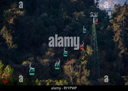 Rouge et vert lumineux funiculaire ferry voitures visiteurs d'un bout à l'autre Parque Metropolitano de Santiago, au Chili. Parque Metropolitano, mieux Banque D'Images