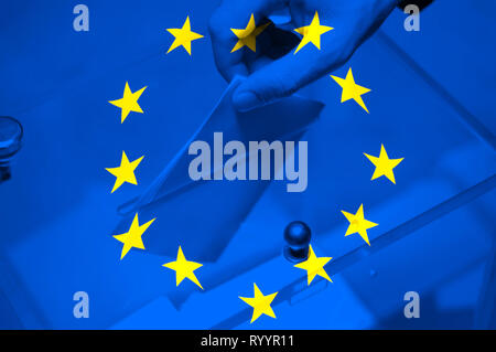 Mettre la main un bulletin blanc à l'intérieur de la boîte avec drapeau de l'Union européenne Banque D'Images