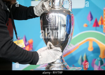 Bucarest, Roumanie - Mars 16, 2019 : l'UEFA Euro 2020 trophée du tournoi est nettoyé avant d'être présentés au public sur la Nation Banque D'Images