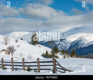 Matin d'hiver de montagne pittoresque paysage couvert de neige et chemin rural empreinte sur hill top (Ukraine, Carpates, tranquillité Dz pacifique Banque D'Images