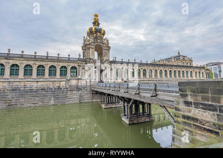 Dresde - Vue de la porte de la Couronne au palais Zwinger, où le pont se reflète dans les douves, Saxe, Allemagne, Dresden, 01.10.2018 Banque D'Images