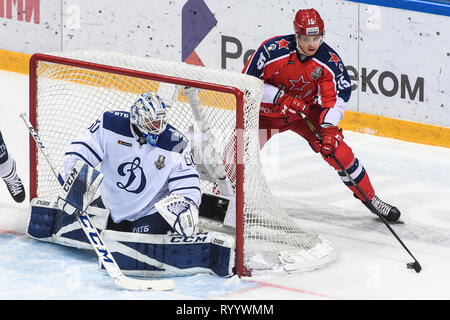 Moscou. Mar 15, 2019. Pavel Karnaukhov (R) de CSKA Moscou tente de tirer au cours de la KHL 2018-2019 Play-off match entre le CSKA Moscou et le Dynamo de Moscou à Moscou, Russie le 15 mars 2019. Dynamo a gagné par 1-0 en prolongation. Credit : Evgeny Sinitsyn/Xinhua/Alamy Live News Banque D'Images