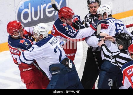 Moscou. Mar 15, 2019. Les joueurs de CSKA Moscou (en rouge) lutte avec les joueurs du Dynamo Moscou lors de la KHL 2018-2019 Play-off match à Moscou, Russie le 15 mars 2019. Dynamo a gagné par 1-0 en prolongation. Credit : Evgeny Sinitsyn/Xinhua/Alamy Live News Banque D'Images