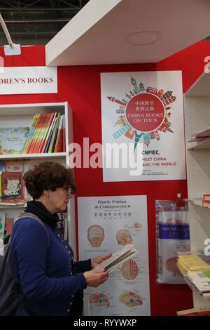 Paris, France. Mar 15, 2019. Un visiteur lit un livre à l'exposition chinoise salon du livre de Paris 2019 à Paris, capitale de la France, le 15 mars 2019. Crédit : Yang Yimiao/Xinhua/Alamy Live News Banque D'Images