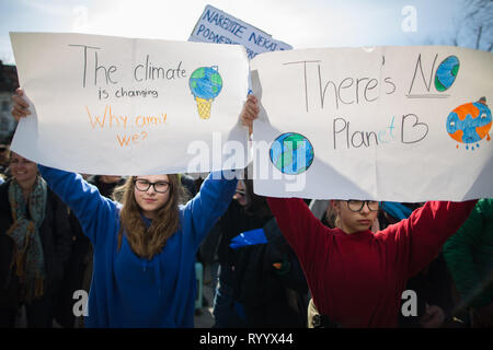La Slovénie, slovénie. Mar 15, 2019. Les manifestants sont observés au cours d'une grève des jeunes pour le climat à Ljubljana, Slovénie, le 15 mars 2019. Autour de 5 000 élèves, le vendredi a protesté contre l'inaction sur le changement climatique à Ljubljana, dans le cadre d'un climat mondial de jeunes grève. Credit : Luka Dakskobler/Xinhua/Alamy Live News Banque D'Images