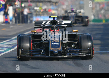 L'Albert Park, Melbourne, Australie. Mar 16, 2019. Kevin Magnussen (DEN) # 20 à partir de l'énergie riche Haas F1 Team quitte le noyau à démarrer la séance de qualification à l'Australien 2019 Grand Prix de Formule 1 à l'Albert Park, Melbourne, Australie. Bas Sydney/Cal Sport Media/Alamy Live News Banque D'Images