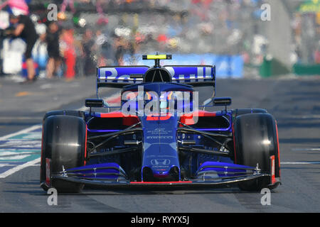 L'Albert Park, Melbourne, Australie. Mar 16, 2019. Alexander Albon (THA) # 23 à partir de la Red Bull Toro Rosso Honda quitte le noyau à démarrer la séance de qualification à l'Australien 2019 Grand Prix de Formule 1 à l'Albert Park, Melbourne, Australie. Bas Sydney/Cal Sport Media/Alamy Live News Banque D'Images