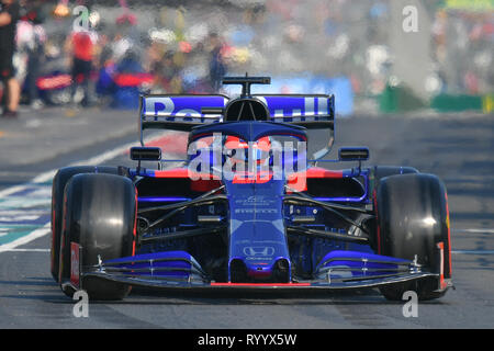 L'Albert Park, Melbourne, Australie. Mar 16, 2019. Daniil Kvyat (RUS) # 26 à partir de la Red Bull Toro Rosso Honda quitte le noyau à démarrer la séance de qualification à l'Australien 2019 Grand Prix de Formule 1 à l'Albert Park, Melbourne, Australie. Bas Sydney/Cal Sport Media/Alamy Live News Banque D'Images