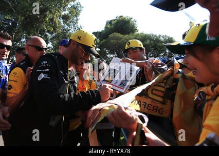 Melbourne, Australie. Mar 16, 2019. 16 mars 2019, Grand Prix de Melbourne, Melbourne, Australie Melbourne ; Grand Prix de Formule 1, de qualification ; Renault Sport F1 Team, Daniel Ricciardo signe articles pour fans Crédit : Action Plus de Sports/Alamy Live News Banque D'Images