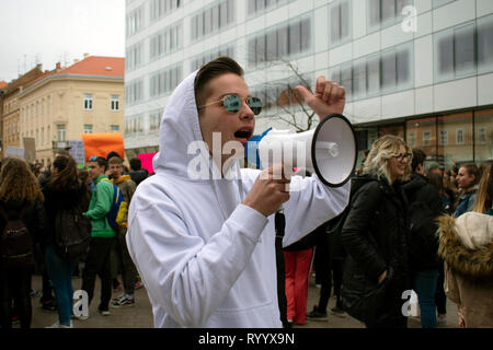 Zagreb, Croatie, 15 mars 2019, des manifestants avec banderoles lors d'une grève de la jeunesse pour le climat de l'école, mars 4 Grève du climat. Credit : Dario Kletecki/Alamy Live News Banque D'Images