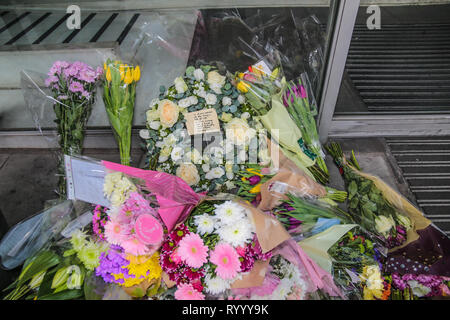 Londres, Royaume-Uni. Mar 16, 2019. Tributs floraux et une couronne de jeter par le chef du parti travailliste en dehors de Jeremy Corbyn le Haut-Commissariat de la Nouvelle-Zélande, à Londres, à la mémoire de ceux qui ont été tués dans l'attaque terroriste à Christchurch Nouvelle-zélande/Quezada-Neiman hier @Paul Alamy Live News Crédit : Paul/Quezada-Neiman Alamy Live News Banque D'Images