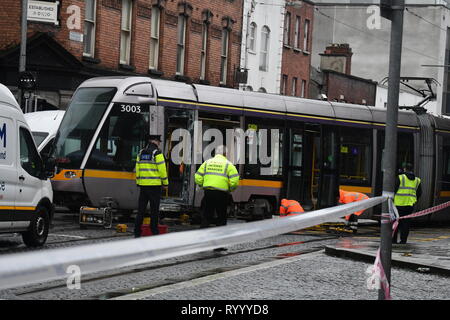Huit personnes ont été transportées à l'hôpital à la suite d'une collision entre un bus et un arrêt de tramway Luas à Queen Street à Smithfield Crédit : John Rooney/Alamy Live News Banque D'Images