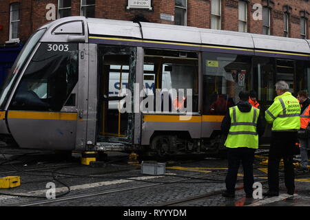 Huit personnes ont été transportées à l'hôpital à la suite d'une collision entre un bus et un arrêt de tramway Luas à Queen Street à Smithfield Crédit : John Rooney/Alamy Live News Banque D'Images