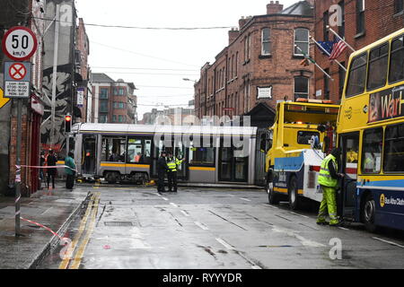 Huit personnes ont été transportées à l'hôpital à la suite d'une collision entre un bus et un arrêt de tramway Luas à Queen Street à Smithfield Crédit : John Rooney/Alamy Live News Banque D'Images